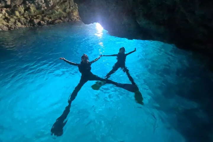 Zwei Schnorchler, die auf dem Rücken treiben und in der Blauen Grotte eine V-Form bilden